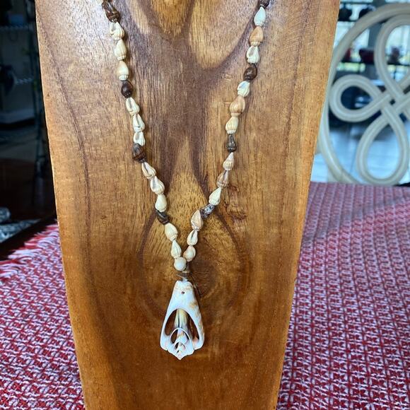 Handmade shell necklace with lovely shell pendant - Picture 1 of 3